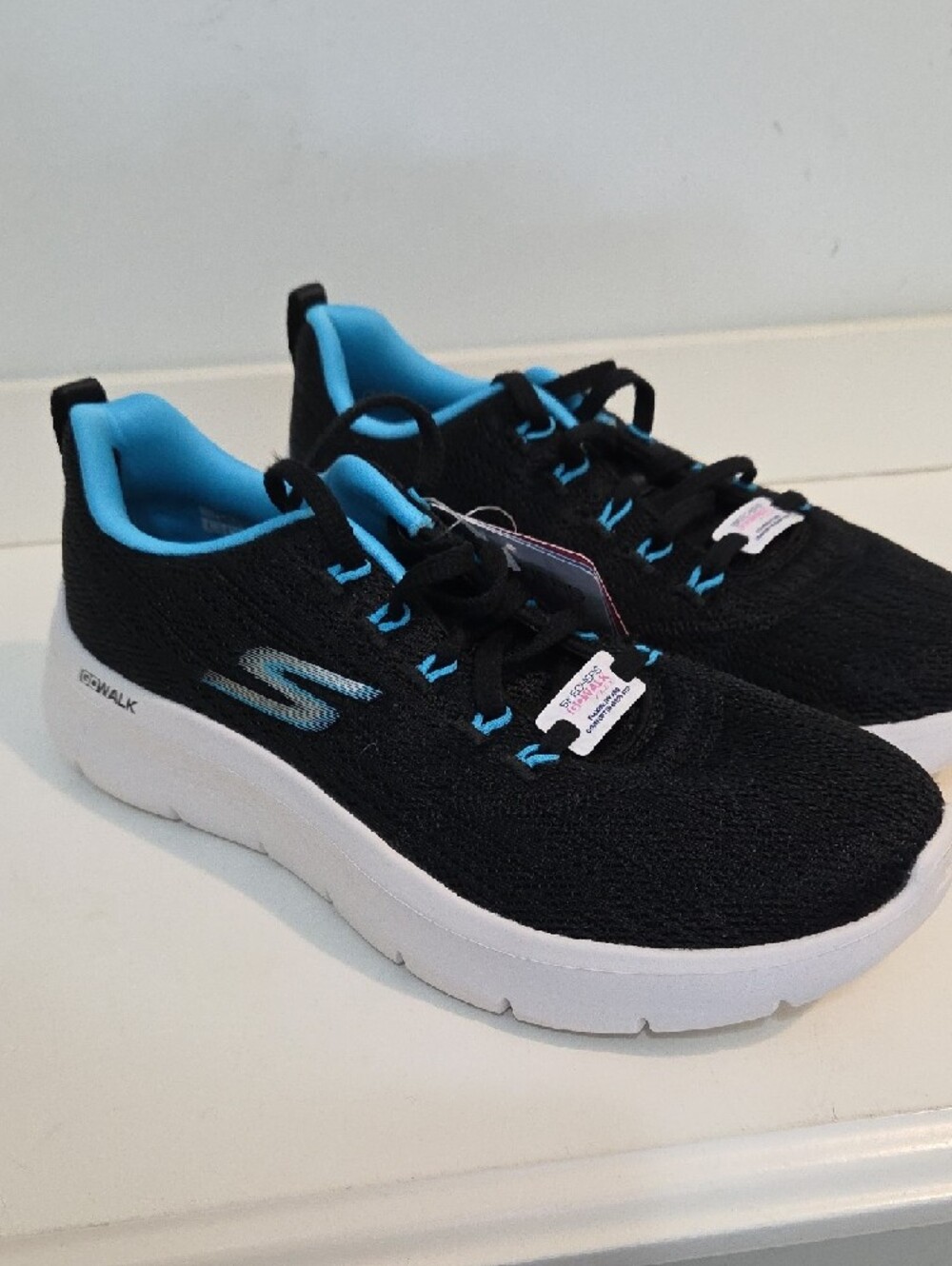 Skechers Womens Black with Bright Blue Trim Athletic Sneakers NWT Size 6.5W - Picture 2 of 7